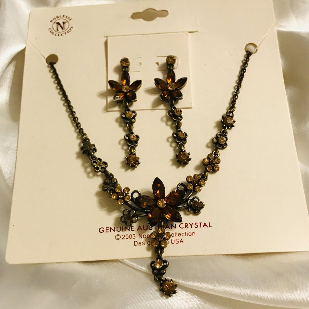 GENUINE AUSTRIAN CRYSTALS STUNNING NECKLACE WITH MATCHING PIERCED EARRINGS NEW